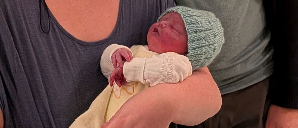 Potsdams Weihnachtsbaby Mona mit seinen Eltern Franziska und Martin.