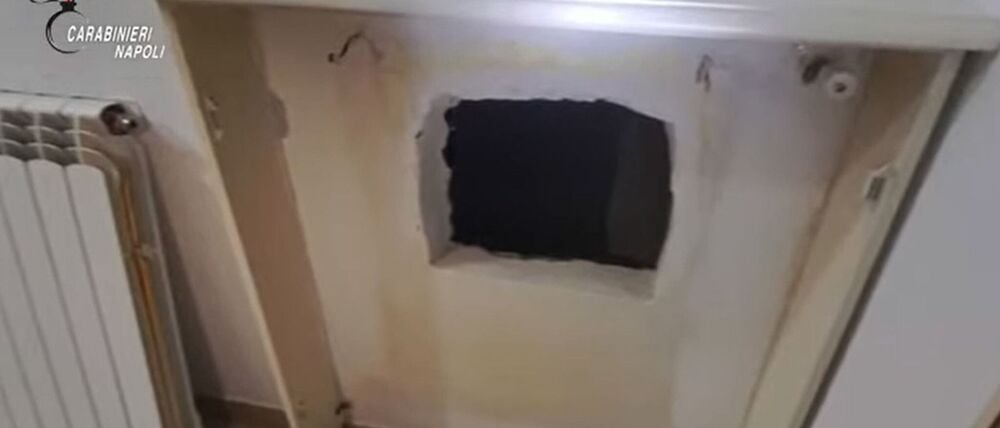 Hinter diesem Loch in der Mauer hatte der gesuchte Boss eines Camorra-Clans sein Versteck. (Handout) 