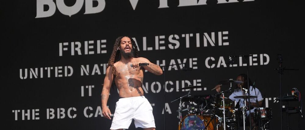 Das britische Punk-Rap-Duo Bob Vylan muss in Sachen Glastonbury keine rechtlichen Konsequenzen fürchten. (Archivbild)