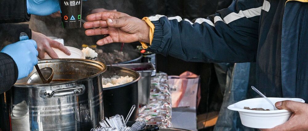 Vorbild Frank Zander: Am Leopoldplatz verteilten einige Imbisse kostenloses Essen. 