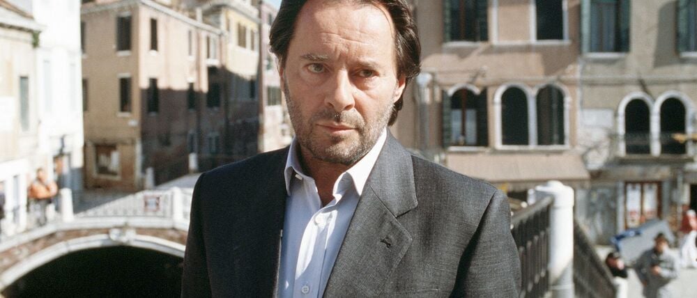 Als Commissario Brunetti löste Kockisch Kriminalfälle in der malerischen Kulisse von Venedig.