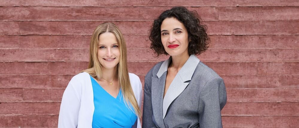 Josephine Ballon (l) und Anna-Lena von Hodenberg (r), Geschäftsführerinnen der Organisation HateAid. 