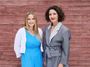 Josephine Ballon (l) und Anna-Lena von Hodenberg (r), Geschäftsführerinnen der Organisation HateAid. 