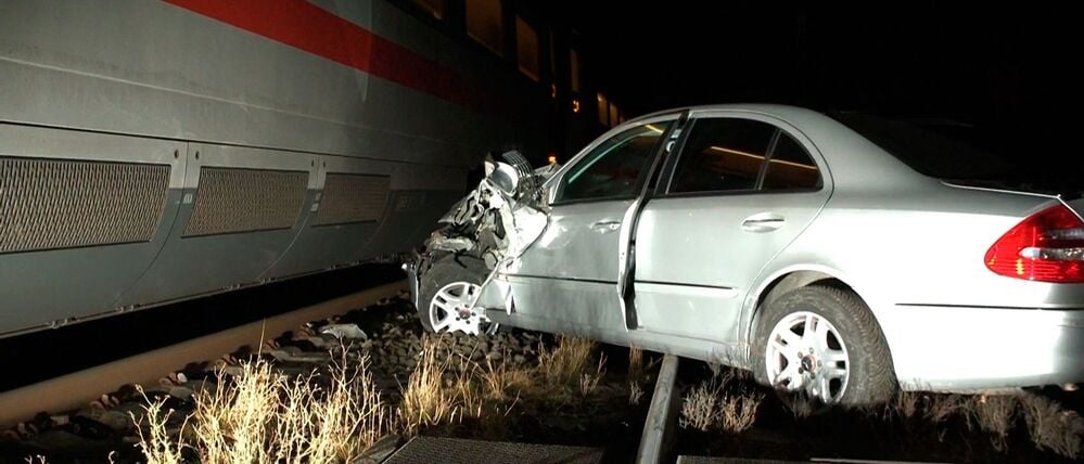 Das Auto stand auf dem Bahnübergang und wurde von einem ICE erfasst. 