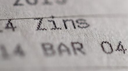 Der Abwärtstrend ist gestoppt, aber die Inflation schlagen Sparerinnen und Sparer mit Fest- und Tagesgeldangeboten nach wie vor in der Regel nicht. (Symbolbild)