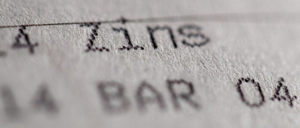 Der Abwärtstrend ist gestoppt, aber die Inflation schlagen Sparerinnen und Sparer mit Fest- und Tagesgeldangeboten nach wie vor in der Regel nicht. (Symbolbild)