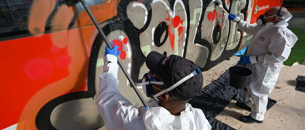 Schmierereien verursachen Millionen-Schäden bei der Bahn. (Archivbild)