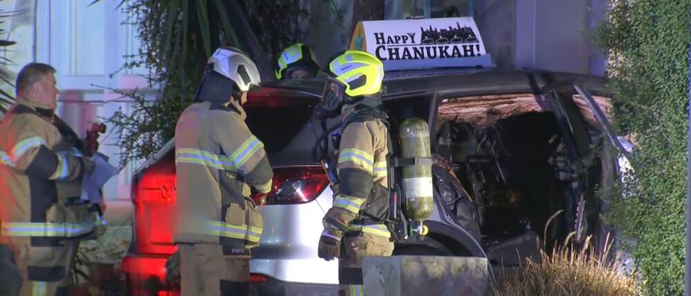 Das Auto des Rabbiners stand in der Einfahrt vor seinem Haus.