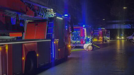 Einsatzfahrzeuge der Berliner Feuerwehr in der Nestorstraße