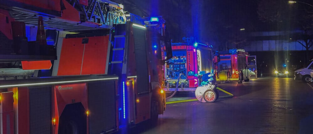 Einsatzfahrzeuge der Berliner Feuerwehr in der Nestorstraße