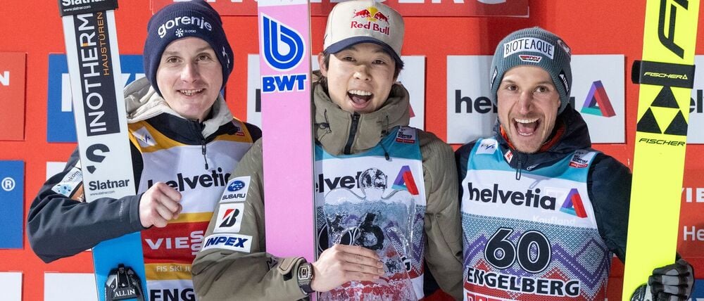 Drei Kandidaten für den Tourneesieg: Domen Prevc, Ryoyu Kobayashi und Felix Hoffmann (l-r). (Archivbild)