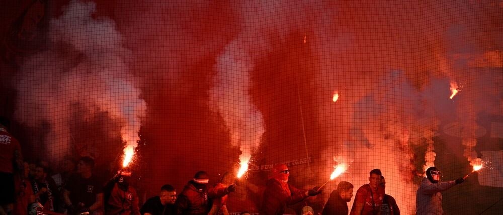 Pyrotechnik ist bei vielen Spielen in den Stadien zu sehen. (Archivbild)