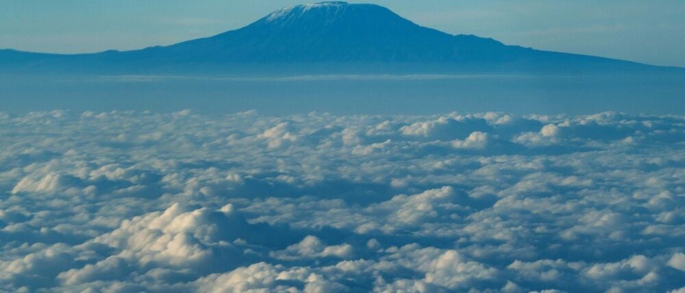 Der Gipfel des Kilimandscharo ragt aus der Wolkendecke hervor. (Archivbild)