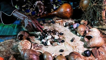 In Afrika glauben viele an die Macht der Hexerei. (Illustration)