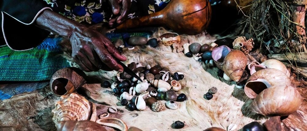 In Afrika glauben viele an die Macht der Hexerei. (Illustration)