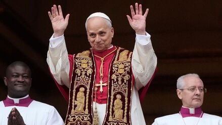 Papst Leo XIV. winkt vom Hauptbalkon des Petersdoms im Vatikan, nachdem er den Weihnachtssegen Urbi et Orbi erteilt hat. 