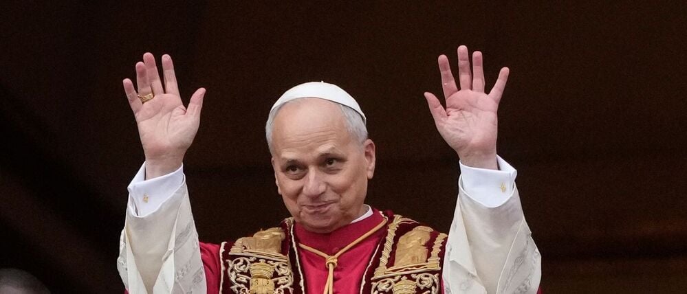 Papst Leo XIV. winkt vom Hauptbalkon des Petersdoms im Vatikan, nachdem er den Weihnachtssegen Urbi et Orbi erteilt hat. 