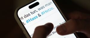 Eine Klarnamenpflicht in sozialen Medien als Mittel gegen Hass und Hetze im Internet?