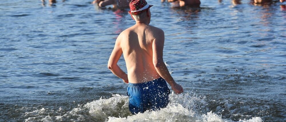 Nicht nur an Weihnachten und Neujahr baden die Berliner Seehunde bei eiskalten Temperaturen im Berliner Orankesee.