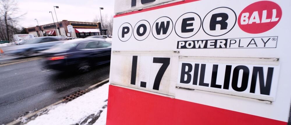Der Jackpot des Lotteriespiels Powerball wird vor Teds State Line Mobil-Tankstelle mit 1.7 Billion (1,7 Milliarden US-Dollar) angezeigt.
