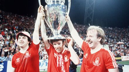 Einer seiner größten Momente: 1979 feiert John Robertson (l) den ersten von zwei Triumphen im Europapokal der Landesmeister mit Nottingham Forest.