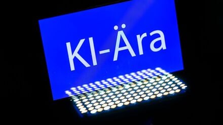 Das Wort des Jahres 2025 ist „KI-Ära“. Voraussichtlich 2026 werden viele Verbraucherinnen und Verbraucher erstmals einer Weiterentwicklung der Technologie begegnen - beim Online-Einkauf. (Symbolbild) 