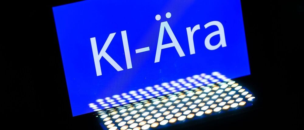 Das Wort des Jahres 2025 ist „KI-Ära“. Voraussichtlich 2026 werden viele Verbraucherinnen und Verbraucher erstmals einer Weiterentwicklung der Technologie begegnen - beim Online-Einkauf. (Symbolbild) 