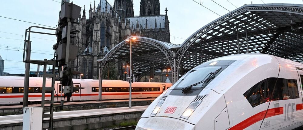 ICE von Köln in Richtung Berlin und Hamburg müssen einen Bogen über das Ruhrgebiet machen. (Archivbild)