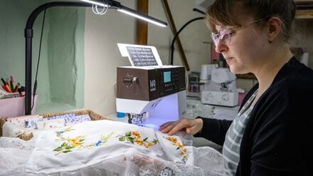 Leonie Schiemenz näht nebenberuflich Trachten. 