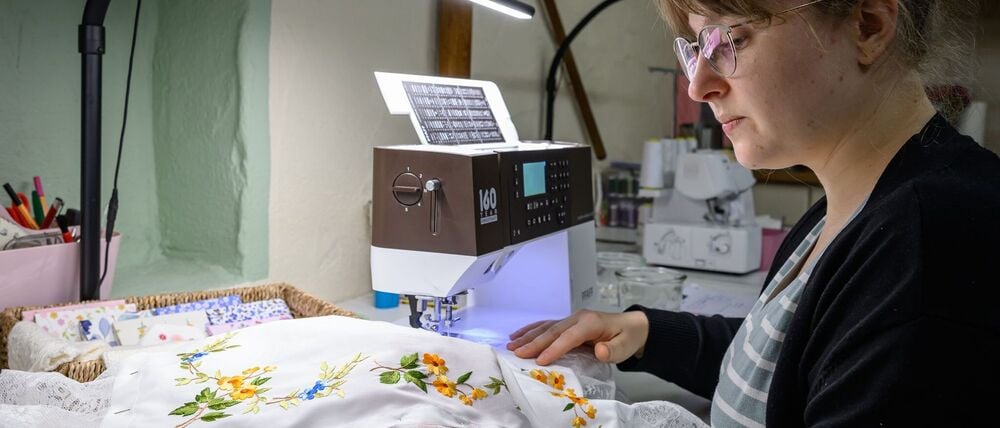 Leonie Schiemenz näht nebenberuflich Trachten. 