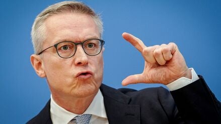 Digitalminister Karsten Wildberger (CDU) unterstützt die Idee einer Altersgrenze für Social Media und hält auch Smartphone-Verbote an Schulen für sinnvoll. (Archivbild)