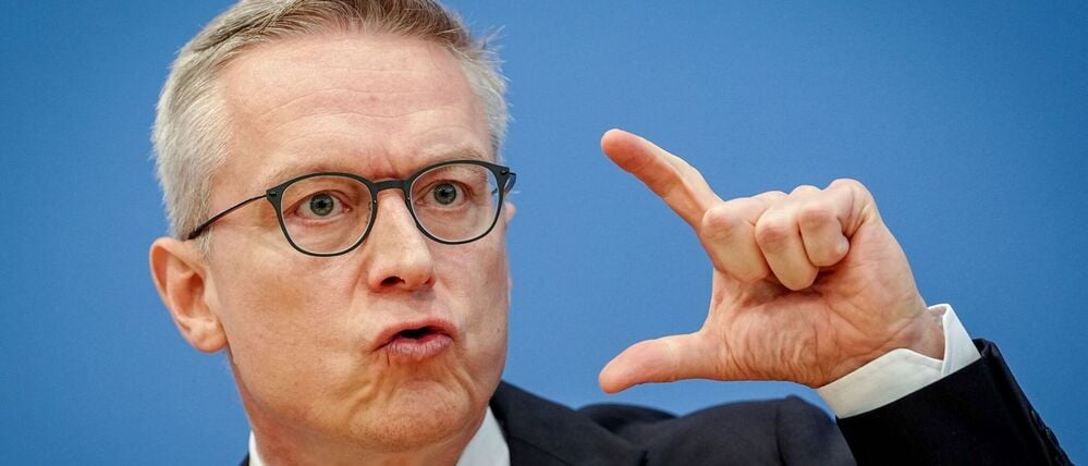 Digitalminister Karsten Wildberger (CDU) unterstützt die Idee einer Altersgrenze für Social Media und hält auch Smartphone-Verbote an Schulen für sinnvoll. (Archivbild)