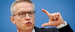 Digitalminister Karsten Wildberger (CDU) unterstützt die Idee einer Altersgrenze für Social Media und hält auch Smartphone-Verbote an Schulen für sinnvoll. (Archivbild)