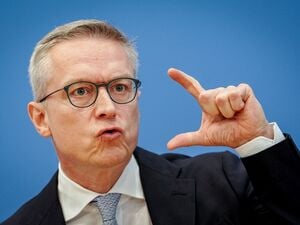 Digitalminister Karsten Wildberger (CDU) unterstützt die Idee einer Altersgrenze für Social Media und hält auch Smartphone-Verbote an Schulen für sinnvoll. (Archivbild)