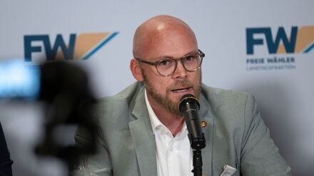 Was am Stammtisch kriminell sei, müsse auch im Netz sanktioniert werden können, sagt Bayerns Digitalminister Fabian Mehring. (Archivbild)