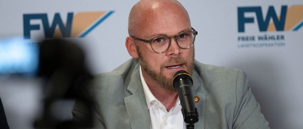 Was am Stammtisch kriminell sei, müsse auch im Netz sanktioniert werden können, sagt Bayerns Digitalminister Fabian Mehring. (Archivbild)