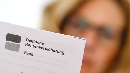 Ein Blick auf die Unterlagen der Rentenversicherung. (Archivbild)