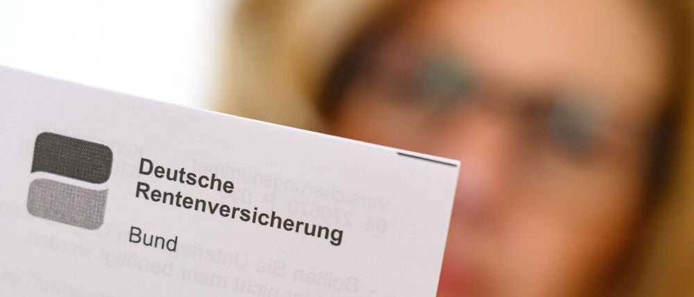 Ein Blick auf die Unterlagen der Rentenversicherung. (Archivbild)