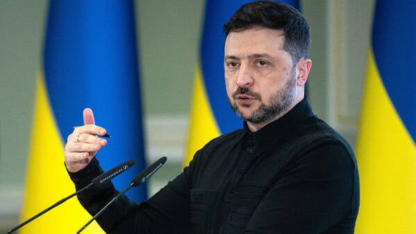 Der ukrainische Präsident Wolodymyr Selenskyj gestikuliert bei einer Rede.