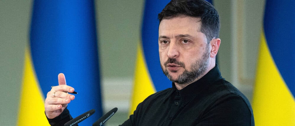 Der ukrainische Präsident Wolodymyr Selenskyj gestikuliert bei einer Rede.