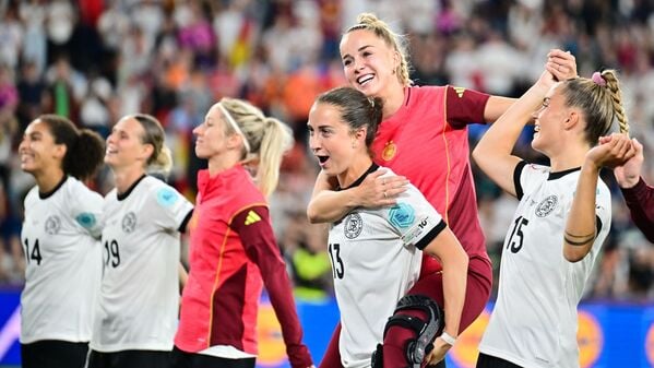 Deutschlands Sara Däbritz trägt beim Jubel Deutschlands Giulia Gwinn. Die deutschen Fußballerinnen führen die TV-Hitliste 2025 an.