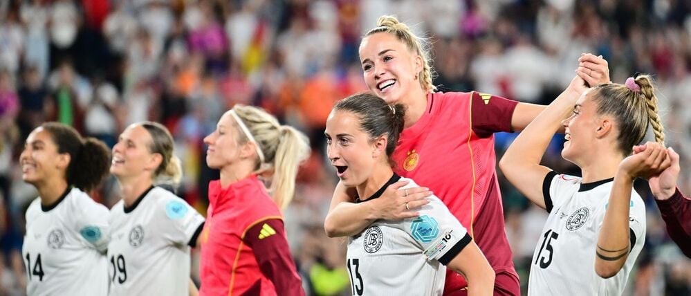 Deutschlands Sara Däbritz trägt beim Jubel Deutschlands Giulia Gwinn. Die deutschen Fußballerinnen führen die TV-Hitliste 2025 an.