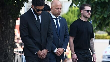 Liverpools Trainer Arne Slot (M) denkt an Weihnachten an Jotas Familie. (Archivbild)