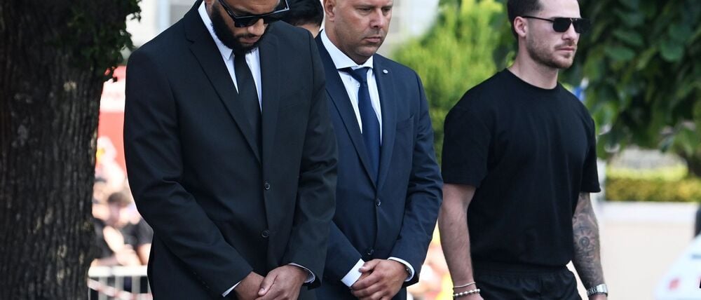 Liverpools Trainer Arne Slot (M) denkt an Weihnachten an Jotas Familie. (Archivbild)