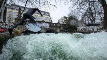 Ein Weihnachtswunder? Auf dem Eisbach wird wieder gesurft.