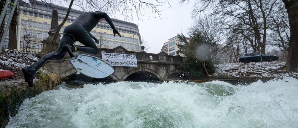 Ein Weihnachtswunder? Auf dem Eisbach wird wieder gesurft.
