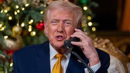 US-Präsident Donald Trump spricht an Heiligabend, als er an der Norad-Telefonhotline teilnimmt.