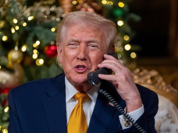 US-Präsident Donald Trump spricht an Heiligabend, als er an der Norad-Telefonhotline teilnimmt.