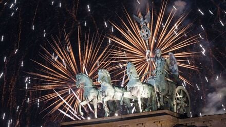Am Brandenburger Tor wird Silvester gefeiert - mehrere Straßen sollen dafür gesperrt werden. (Archivfoto)