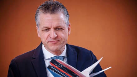 Thorsten Frei CDU, Chef des Bundeskanzleramtes, stimmt die Deutschen auf Einschnitte bei der Krankenversicherung ein. 